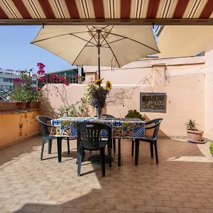 https://carolas-terrace-la-terrazza-di-carola-new.it-romehotels.com